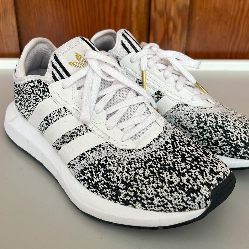 WOMENS ADIDAS SWIFT RUN X SNEAKERS - SIZE 8 - HEATHERED(BLACK/WHITE)